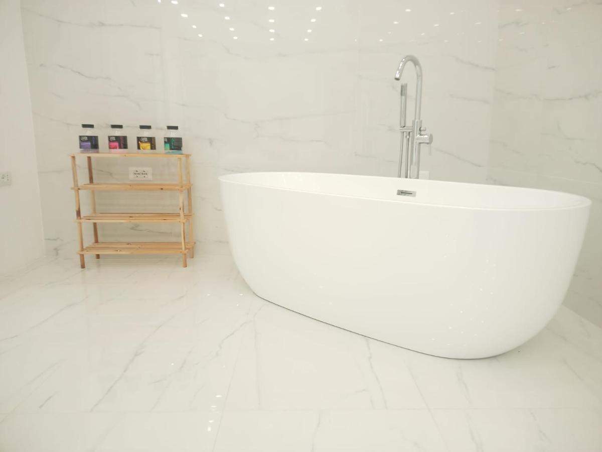 Elegant Basement Suite Orosei Exterior photo